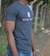 CAMISETA PREMIUM ESTAMPADA _ MODELO LONGLINE _ COR CINZA ESCURO/MESCLA - loja online