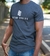 CAMISETA PREMIUM ESTAMPADA _ MODELO LONGLINE _ COR CINZA ESCURO/MESCLA na internet