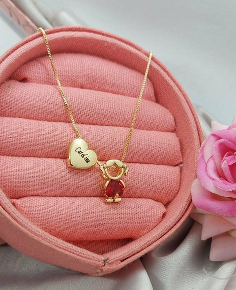 Colar de Coração Personalizado e Pingente De Menina Pedra Vermelha Banhado a Ouro - comprar online