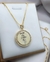 Colar Redondo Personalizado com Aro de Pedras Banhado a Ouro e Desenho De Filho (a) na internet
