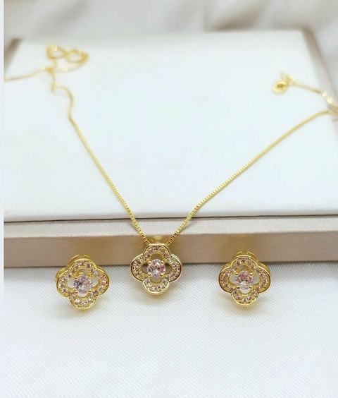 Conjunto de Flor com Zircônias Banhado a Ouro - comprar online