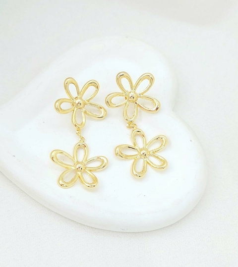 Brinco de Flores Penduradas Banhadas a Ouro - comprar online