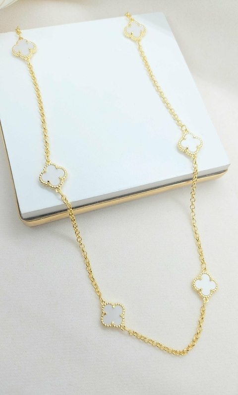 Colar com 6 Trevos Perolados Banhado a Ouro na Corrente de Elo Português