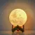 Luminária Lua com Suporte de Madeira na internet
