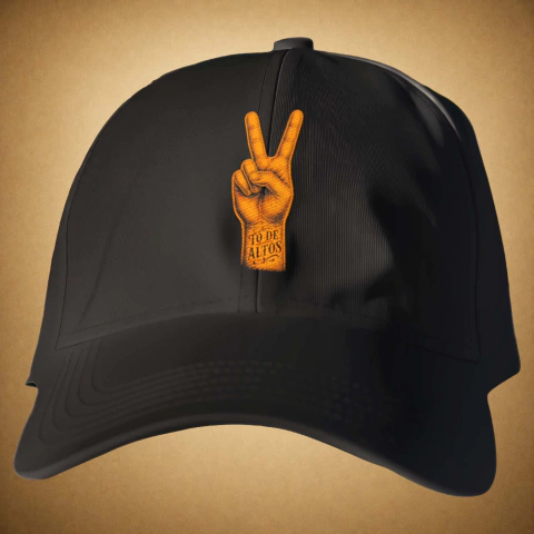 Boné trucker retrô preto comestampa de mão fazendo sinal de paz e texto "Tô de Altos"