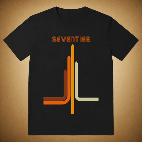 Camiseta preta unissex com estampa centralizada de linhas subindo da base com estética e cores em tons queimados de laranja, ocre, amarelo e bege apontando para o escrito SEVENTIES