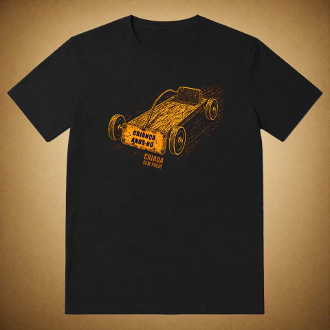 Camiseta preta unissex com estampa centralizada de carrinho de rolemã com a frase “Criança anos 80 criada sem freio” em tipografia marcante