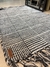 Alfombra gris y blanca con flecos - comprar online