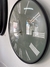 Reloj números romanos fondo verde en internet