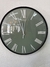 Reloj números romanos fondo verde - comprar online