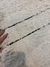 Alfombra con líneas negras y flecos en internet