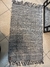 Alfombra gris y blanca con flecos en internet