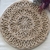 Plato de sitio tejido de fibra natural con diseño - comprar online