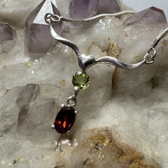 Dije de Peridoto y Granate - comprar online