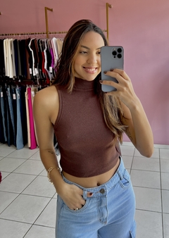 Cropped gola alta marrom