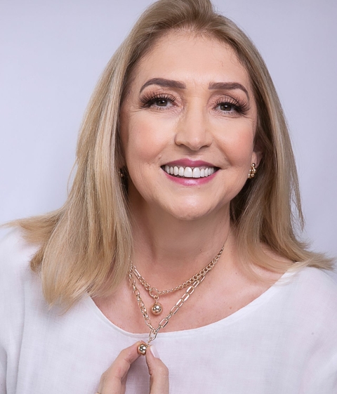 Corrente com pingente de esfera lisa com banho de ouro 45 CM