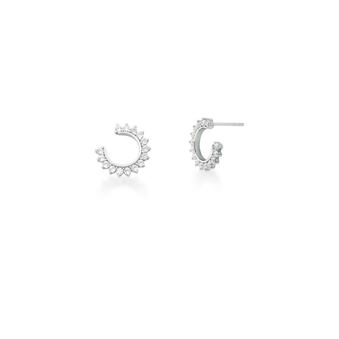 Brinco C com zircônias brancas cravejadas em Prata 925 e banho de ródio branco 1,5 cm