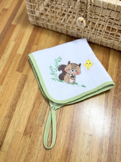 Fraldinha de babita com prendedor de chupeta