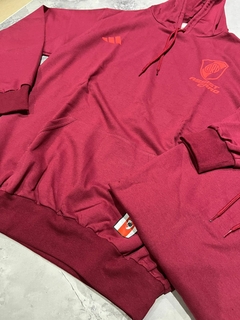 BUZO CANGURO BORDO RIVER - tienda online