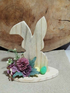 Coelho decorativo em madeira - comprar online