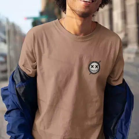 Camiseta Masculina GuGi Brasão Sorriso Costurado Agulha Estampa Pequena Minimal