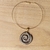 Colar choker espiral rústico, marrom medieval, com relevos na cor branca e detalhes em ouro, metal banhado a ouro