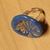 Anel circular côncavo, cor azul bic, com detalhes em ouro líquido, com base em metal banhada à prata - Alma Zen