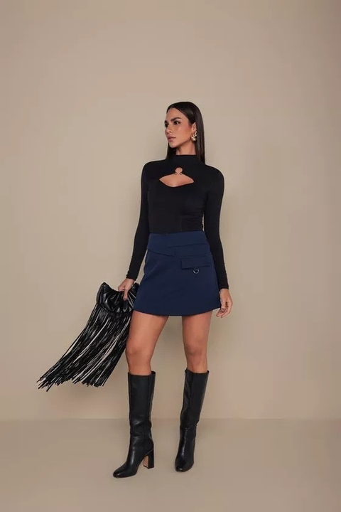 Blusa de Manga Longa com Gola Alta e Recorte Frontal - Preta