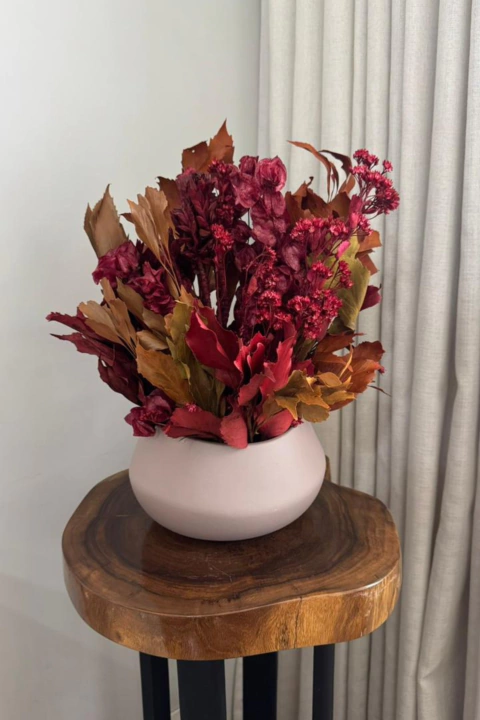 Centro de mesa de Flores desidratadas Marsala e Marrom com Vaso Marrom Claro