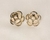 Brinco flor metal dourado - comprar online
