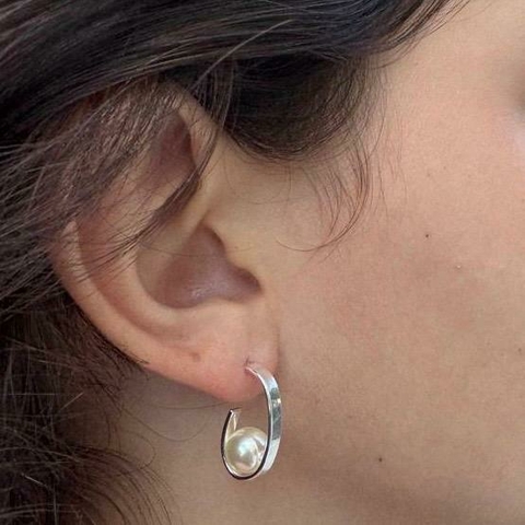 BRINCO CURVA PRATEADA COM PÉROLA FANTASIA - comprar online