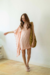 Vestido um ombro rose na internet