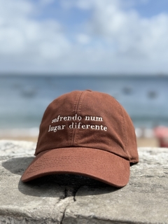 BONÉ DAD HAT - SOFRENDO NUM LUGAR DIFERENTE - comprar online