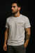 Camisa branca da Balmain Paris com logo em destaque, modelo masculino.