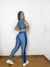 Conforto e estilo em um look versátil. Composto por cropped de mangas curtas e legging com recortes laterais que modelam o corpo. Confeccionado em tecido com leve brilho (84% poliamida e 16% elastano), perfeito para treinar ou usar no dia a dia.