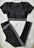 Conforto e estilo em um look versátil. Composto por cropped de mangas curtas e legging com recortes laterais que modelam o corpo. Confeccionado em tecido com leve brilho (84% poliamida e 16% elastano), perfeito para treinar ou usar no dia a dia.