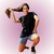 Modelo vestindo blusão preto com shorts azuis, posando enquanto segura o cabelo.