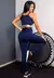 Eleve seu treino com estilo usando o conjunto fitness, composto por legging de cintura alta e cropped com alcinha e elásticos personalizados. Design moderno, conforto extremo e ajuste perfeito ao corpo. Ideal para treinar com liberdade, segurança e atitud