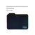 Vista frontal del mousepad Dinax con superficie de neopreno y bordes con luces LED RGB.


