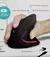 Mano utilizando el mouse vertical Optimize, con etiquetas explicativas de botones y diseño ergonómico.

