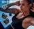 Mujer haciendo abdominales en el gimnasio con auriculares JBL Endurance Race resistentes al sudor.