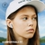 Primer plano de mujer usando auriculares JBL Wave Flex blancos, con gorra blanca y fondo azul.