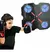 Niño boxeando con guantes frente a máquina de boxeo interactiva con cuatro zonas de impacto iluminadas en azul.