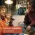Dos personas disfrutando de un momento de karaoke con un altavoz JBL Partybox Encore.