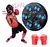 Entrenador golpeando la máquina de boxeo LED, con música envolvente y guantes incluidos.

