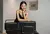 Una mujer sonriente posando junto a varios altavoces JBL Authentics 300 en una mesa.