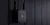 Repetidor Xiaomi instalado sobre pared oscura, mostrando su luz LED de estado y diseño elegante.