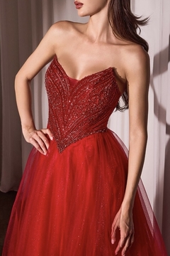 VESTIDO DE BAILE DE TUL CON CUENTAS SIN TIRANTES en internet