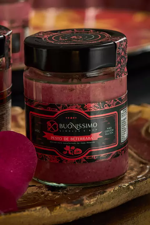 Frasco de pesto de beterraba com coloração intensa e rótulo Buonissimo