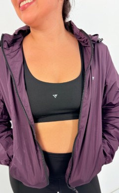 Jaqueta Feminina Corta Vento Com Capuz Removível Uva Basic - comprar online